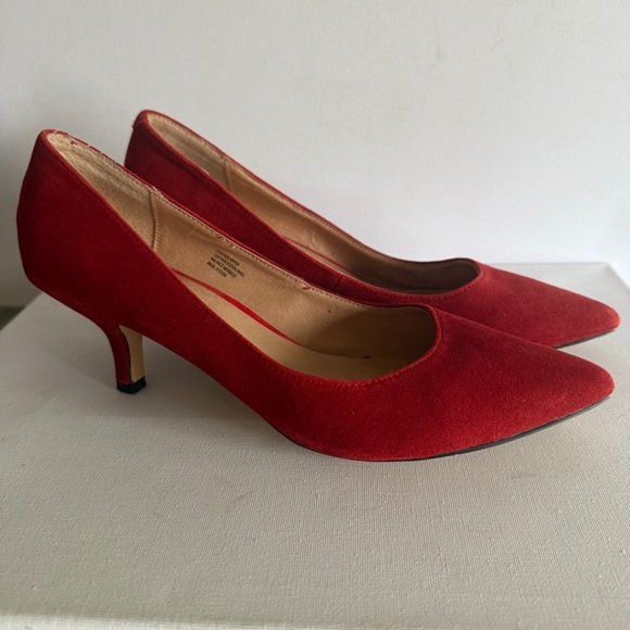 Le Chateau Red Suede Kitten Heel Pumps Women's Sz 10 - Picture 2 of 12